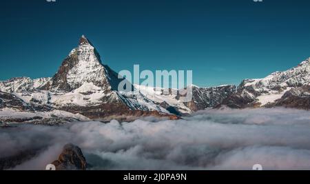 Vue sur le Cervin au-dessus des nuages Banque D'Images