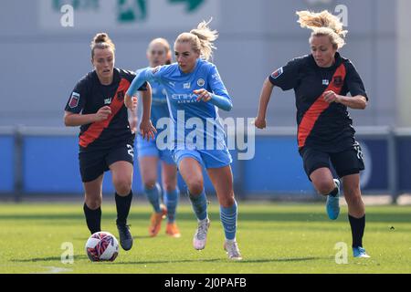 Alex Greenwood #5 de Manchester City est chassé par Claire Emslie #11 d'Everton à Manchester, Royaume-Uni le 3/20/2022. (Photo de Conor Molloy/News Images/Sipa USA) Banque D'Images