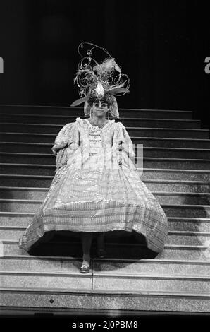 Elton John fait tomber la maison en chantant « il n'y a rien de tel qu'une Dame » dans un spectacle caritatif au Theatre Royal de Londres. 2nd décembre 1984. Banque D'Images