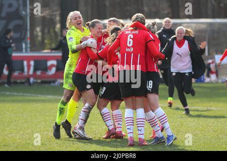 EINDHOVEN, PAYS-BAS - MARS 20 : Lisan Alkemade de PSV, Mandy van den Berg de PSVMaruschka Walrus de PSV pendant le match KNVB Beker Vrouwen entre PSV et ADO Den Haag au PSV Campus de Herdgang le 20 mars 2022 à Eindhoven, pays-Bas (photo de Hans van der Valk/Orange Pictures) Banque D'Images