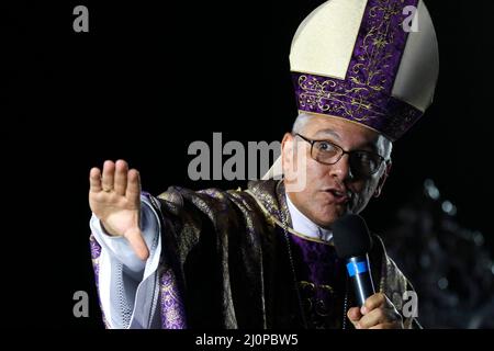 L'évêque diocésain de Petrópolis, Dom Gregório Paixão, célèbre la messe. Priez en l'honneur des victimes Banque D'Images