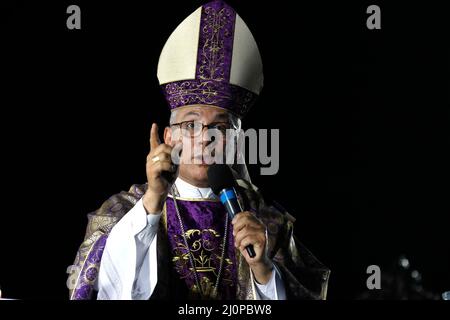 L'évêque diocésain de Petrópolis, Dom Gregório Paixão, célèbre la messe. Priez en l'honneur des victimes Banque D'Images