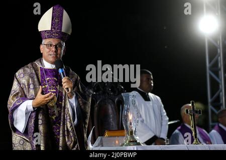 L'évêque diocésain de Petrópolis, Dom Gregório Paixão, célèbre la messe. Priez en l'honneur des victimes Banque D'Images