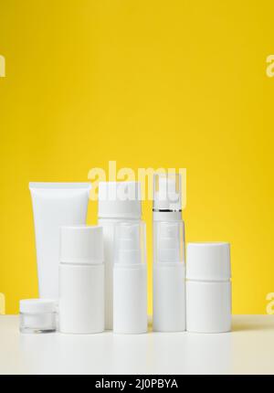 Vider les tubes et les bocaux en plastique blanc pour les cosmétiques. Emballage pour crème, gel, sérum, publicité et promotion de produits, maquette Banque D'Images