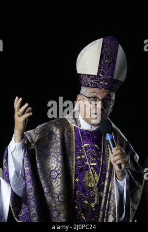 L'évêque diocésain de Petrópolis, Dom Gregório Paixão, célèbre la messe. Priez en l'honneur des victimes Banque D'Images