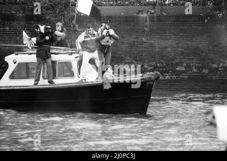 John Prescott, le secrétaire du transport fantôme, a basculés du pont Chelsea à Westminster dans le cadre d'une protestation contre la politique gouvernementale de déversement de déchets en mer. La nage de deux miles est également parrainée pour recueillir de l'argent pour Labor Weekly. Il est photographié avec sa femme Pauline. 15th novembre 1983. Banque D'Images