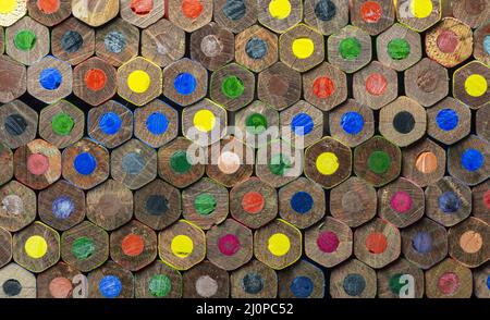 Vue d'extrémité des crayons de couleur bois. Fin des crayons colorés. Macro. Gros plan. Résumé. Arrière-plan. Texture. Banque D'Images