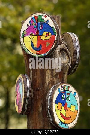 Œuvre d'art décapant des disques d'arbre de pieu, conçu par des enfants, projet d'art Halver, Allemagne, Europe Banque D'Images