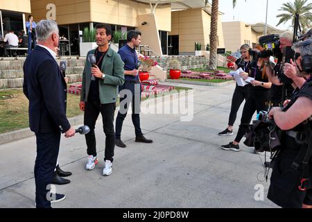 Sakhir, Bahreïn. 20th mars 2022. Steve Jones (GBR) présentateur de Channel 4 F1 et David Coulthard (GBR) Red Bull Racing and Scuderia Toro Conseiller/commentateur de Channel 4 F1. 20.03.2022. Championnat du monde de Formule 1, Rd 1, Grand Prix de Bahreïn, Sakhir, Bahreïn, Jour de la course. Le crédit photo doit être lu : images XPB/Press Association. Crédit : XPB Images Ltd/Alamy Live News Banque D'Images