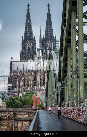 Pont Hohenzollern avec écluses d'amour à Cologne Banque D'Images