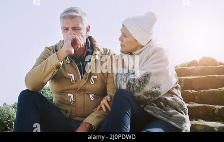 Tout va bien, ne vous inquiétez pas. Photo d'un couple âgé qui a l'air très inquiet en s'asseyant à l'extérieur. Banque D'Images