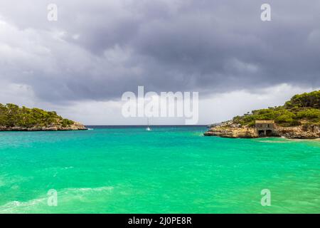 Baie de plage turquoise Cala Samarador Amarador Mallorca Iles Baléares Espagne. Banque D'Images