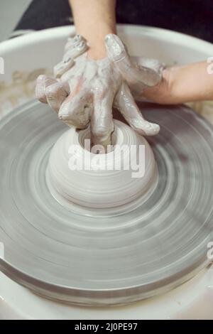 Femme faisant de la poterie céramique, quatre mains près, se concentrer sur des potiers, des palmiers avec poterie Banque D'Images