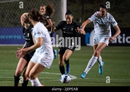 Angel City FC Forward Christen Press (23) passe devant le milieu de terrain de la vague de San Diego Taylor Kornieck (22) lors d'un match de la NWSL, le samedi 19 mars 2022, à t Banque D'Images