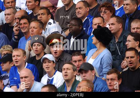 Les supporters du club de football de Chelsea portent des chapeaux russes à Wolverhampton Wanderers contre Chelsea, le 20 septembre 2003. Banque D'Images