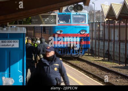 Przemysl, Pologne. 20th mars 2022. Un train de Kiev avec 18 wagons et environ 2000 réfugiés d'Ukraine arrive à la petite gare. Credit: Christoph Reichwein/dpa/Alay Live News Banque D'Images