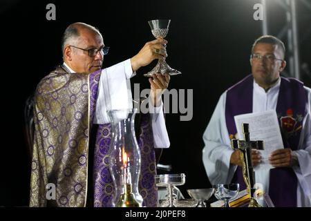 L'évêque diocésain de Petrópolis, Dom Gregório Paixão, célèbre la messe. Priez en l'honneur des victimes Banque D'Images