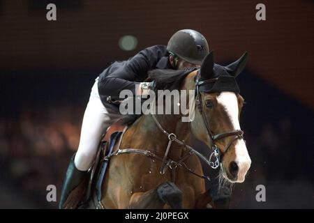 Kevin STAUT (FRA) à cheval CHEPETTA pendant le Prix GL Evénements au Saut-Hermes 2022, Equestrian FEI événement le 19 mars 2022 au Grand-palais éphémère à Paris, France - photo: Christophe Bricot/DPPI/LiveMedia Banque D'Images