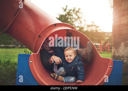 C'était amusant, allons-y à nouveau. Plan court d'un père et de son petit fils jouant ensemble au parc. Banque D'Images