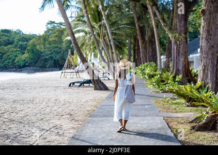 Femme en bord de plage bungalow sur une vacances de luxe en Thaïlande Banque D'Images