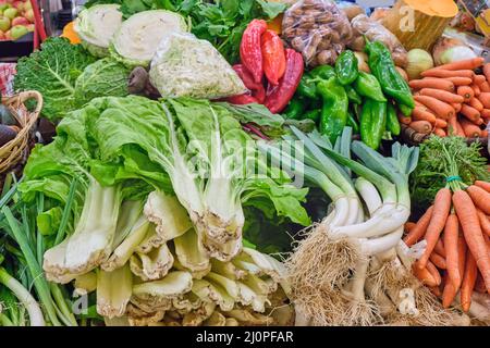 Grand choix de légumes frais et de salades vus dans un marché Banque D'Images