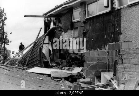 L'accident du train couchette Aberdeen-Londres qui a fait demi-kilomètre de la piste sur la courbe célèbre de Morpeth. L'accident s'est produit à 10 minutes après minuit, le 24th juin 1984, Une calèche se jette dans la salle de séjour après avoir labouré dans la maison. Banque D'Images