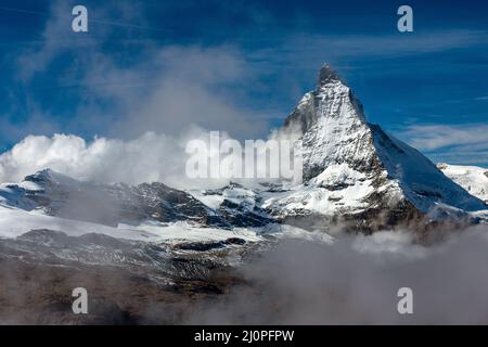 Vue panoramique sur le Cervin derrière les nuages Banque D'Images