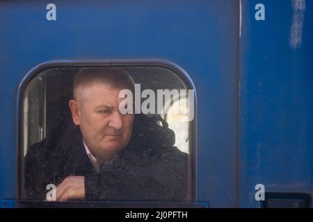 Przemysl, Pologne. 20th mars 2022. Un homme regarde par la fenêtre quand le train arrive. Le train de Kiev est arrivé ici à la petite gare avec 18 wagons et environ 2000 réfugiés d'Ukraine. Credit: Christoph Reichwein/dpa/Alay Live News Banque D'Images