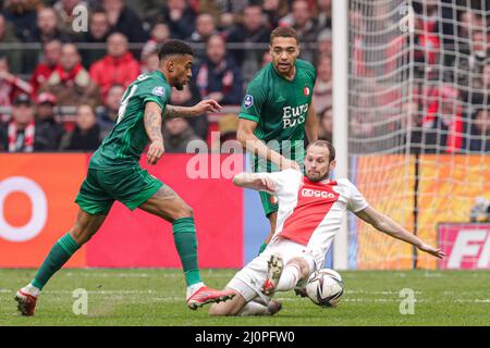 AMSTERDAM, PAYS-BAS - MARS 20: Reiss Nelson de Feyenoord Rotterdam, Daley Blind of Ajax lors du match hollandais entre AFC Ajax et Feyenoord à Johan Cruijff Arena le 20 mars 2022 à Amsterdam, pays-Bas (photo de Peter Lous/Orange Pictures) Banque D'Images