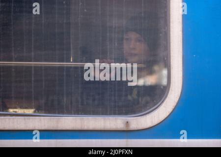 Przemysl, Pologne. 20th mars 2022. Un garçon regarde par la fenêtre quand le train arrive. Le train de Kiev est arrivé ici à la petite gare avec 18 wagons et environ 2000 réfugiés d'Ukraine. Credit: Christoph Reichwein/dpa/Alay Live News Banque D'Images