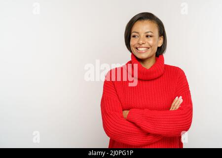 Femme noire sympathique portant un pull-over tricoté rouge.Bonne femme africaine vêtue de chandail en laine Banque D'Images