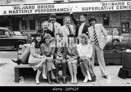 Un groupe de grands acteurs et actrices se sont regroupés avec Ray Cooney au Shaftesbury Theatre pour former le Théâtre de Comedy. Aujourd'hui, ils sont allés au Théâtre pour dire à la presse. Sur la photo, on trouve de gauche à droite dans la rangée arrière : Leslie Phillips, John Alderton, Richard Briers, Derek Nimmo, Tom Conti. Première rangée : Pauline Collins, Julia McKenzie, Tom Courtenay, Maureen Lipman et Liza Goddard. 8th mai 1983. Banque D'Images