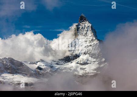 Vue panoramique sur le Cervin derrière les nuages Banque D'Images