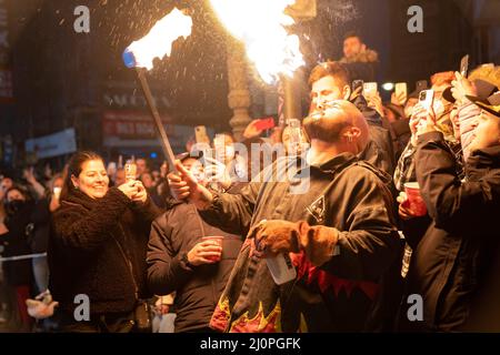 19 mars 2022, Valence, Espagne: Un homme lance le feu à côté des spectateurs lors de la Parade de feu à Valence. La Parade de feu (Cavalcada del FADC) est le prélude à la nuit de l'incendie des Fallous (Crema de Fallous). C'est un spectacle de lumière et de poudre à canon qui symbolise l'exaltation du feu et son entrée pour être le protagoniste de la nuit dans laquelle les Valenciennes disent Au revoir à leurs monuments de Fallas. Fallas signifie « Faults » (Credit image: © Xisco Navarro/SOPA Images via ZUMA Press Wire) Banque D'Images