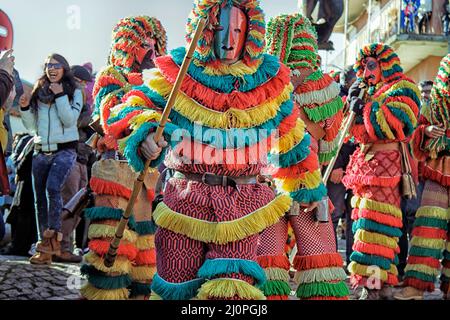 Les Caretos - les personnages traditionnels de Podence ont été liés à la figure du "diable sur le lâche" et ont représenté les excès, l'euphorie et la joie Banque D'Images