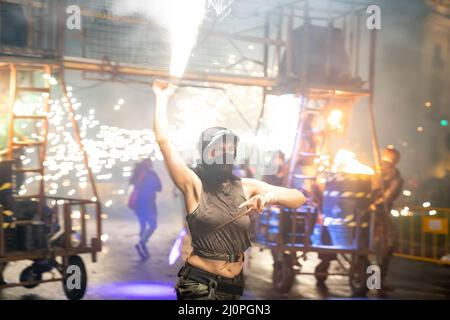 19 mars 2022, Valence, Espagne : une femme présente des feux d'artifice lors de la Parade de feu à Valence. La Parade de feu (Cavalcada del FADC) est le prélude à la nuit de l'incendie des Fallous (Crema de Fallous). C'est un spectacle de lumière et de poudre à canon qui symbolise l'exaltation du feu et son entrée pour être le protagoniste de la nuit dans laquelle les Valenciennes disent Au revoir à leurs monuments de Fallas. Fallas signifie « Faults » (Credit image: © Xisco Navarro/SOPA Images via ZUMA Press Wire) Banque D'Images