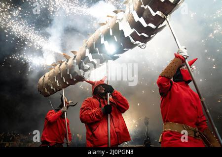 19 mars 2022, Valence, Espagne: Les gens tiennent des feux d'artifice pendant la Parade de feu à Valence. La Parade de feu (Cavalcada del FADC) est le prélude à la nuit de l'incendie des Fallous (Crema de Fallous). C'est un spectacle de lumière et de poudre à canon qui symbolise l'exaltation du feu et son entrée pour être le protagoniste de la nuit dans laquelle les Valenciennes disent Au revoir à leurs monuments de Fallas. Fallas signifie « Faults » (Credit image: © Xisco Navarro/SOPA Images via ZUMA Press Wire) Banque D'Images