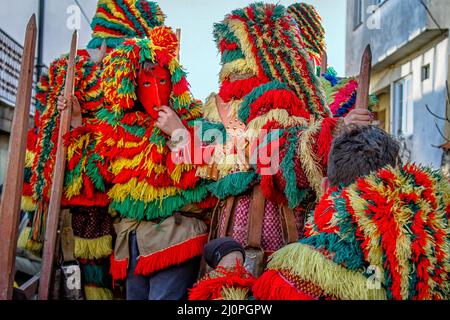 Un groupe de Caretos dans une charrette en bois - personnages traditionnels de Podence Carnaval, Portugal Banque D'Images