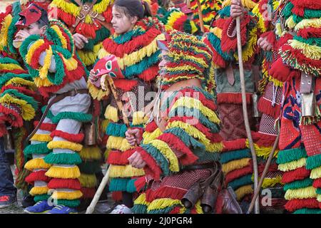 Groupe des Caretos en costume comprenant un garçon et une fille - personnages traditionnels de Podence Carnaval. Banque D'Images