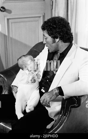 Tom Jones avec son petit-fils Alexander, âgé de onze mois, dans leur hôtel de Londres. 3rd septembre 1983. Banque D'Images