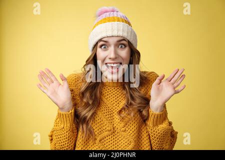 Gros plan surpris excitée étonné étonné attrayant femelle criant heureux lever les mains se sont demandé stupéfait gagner loterie écouter aweso Banque D'Images