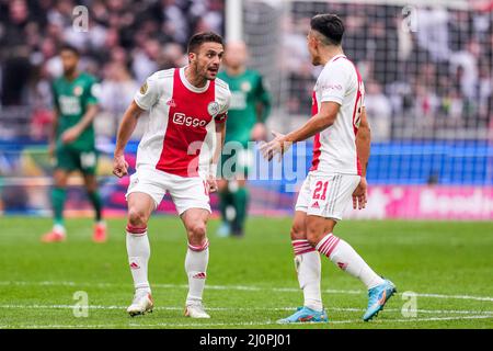 Amsterdam - Dusan Tadic d'Ajax, Lisandro Martinez d'Ajax fêtez le 2-2 lors du match entre Ajax et Feyenoord à l'arène Johan Cruijff le 20 mars 2022 à Amsterdam, pays-Bas. (Box to Box Pictures/Yannick Verhoeven) Banque D'Images