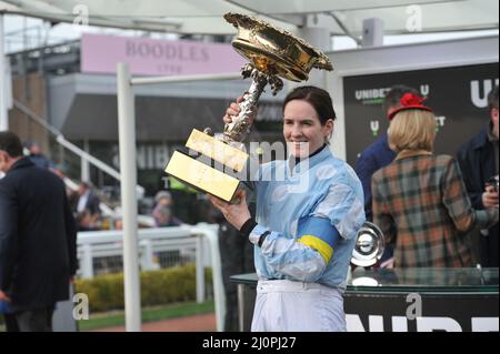 Vainqueur du Jockey Rachael Blackmore jour 1 du Cheltenham Festival au Cheltenham Racecourse. Le champion de la course de haies Honeysuckle criblé par Banque D'Images