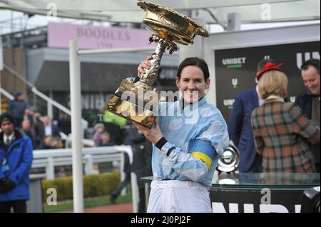 Vainqueur du Jockey Rachael Blackmore jour 1 du Cheltenham Festival au Cheltenham Racecourse. Le champion de la course de haies Honeysuckle criblé par Banque D'Images