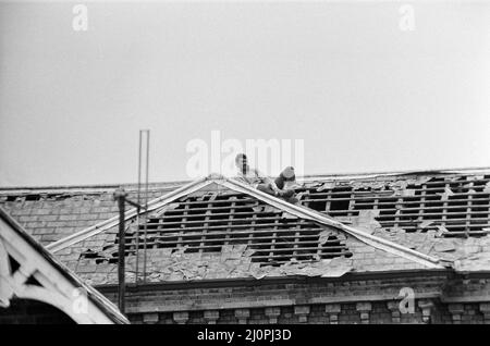 Michael Peterson (alias Charles Bronson) organise une manifestation sur le toit de l'hôpital Broadmoor. 20th juin 1983. Banque D'Images