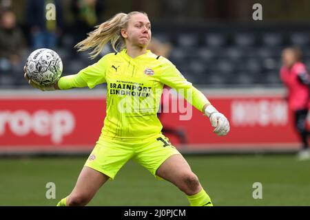 EINDHOVEN, PAYS-BAS - MARS 20: Lisan Alkemade de PSV lors du match KNVB Beker Vrouwen entre PSV et ADO Den Haag au campus de Herdgang de PSV le 20 mars 2022 à Eindhoven, pays-Bas (photo de Hans van der Valk/Orange Pictures) Banque D'Images