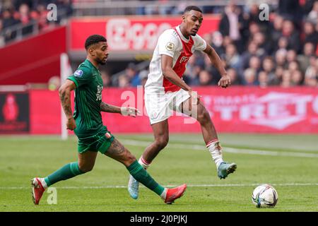 AMSTERDAM, PAYS-BAS - MARS 20: Reiss Nelson de Feyenoord Rotterdam, Ryan Gravenberch d'Ajax pendant le match néerlandais Eredivisie entre AFC Ajax et Feyenoord à Johan Cruijff Arena le 20 mars 2022 à Amsterdam, pays-Bas (photo de Peter Lous/Orange Pictures) Banque D'Images