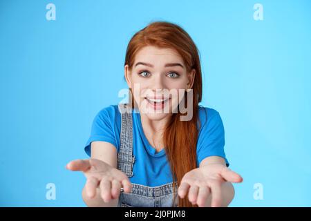 En gros plan sympathique bienveillante belle-apparence féminine sincèrement donner présent, remerciant ami, félicitez petite amie bon travail, souriant Banque D'Images