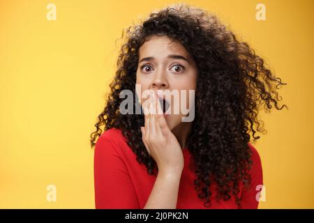 Gros plan d'une femme inquiète et choquée avec une bouche ouverte et une couverture en forme de paume des yeux Banque D'Images