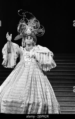 Elton John fait tomber la maison en chantant « il n'y a rien de tel qu'une Dame » dans un spectacle caritatif au Theatre Royal de Londres. 2nd décembre 1984. Banque D'Images